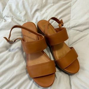 Tan flatform/platform sandals